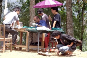 Veterinärer arbetar på Kalimpong Animal Shelters mobila veterinärklinik i Dalapchand Busty, Indien